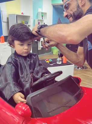 Experiência divertida em corte de cabelo infantil com Tio Ricardo Hair